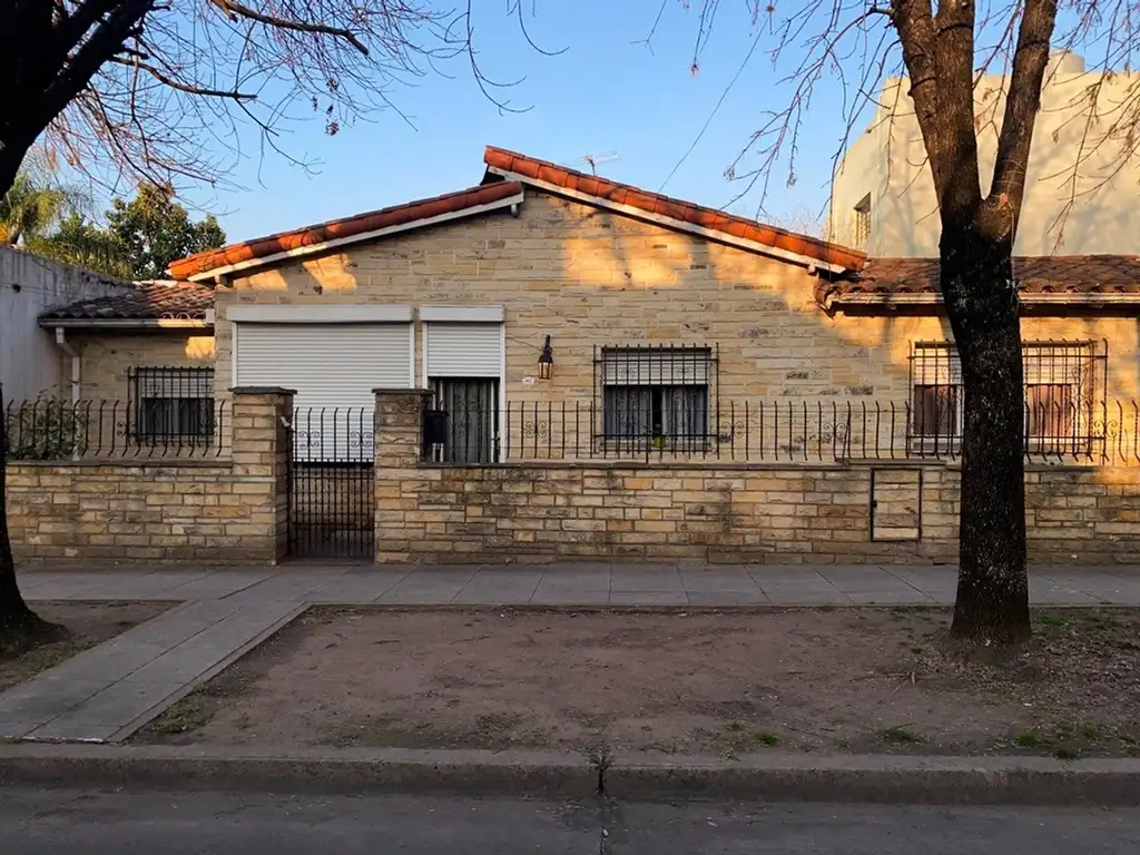 CASA EN VENTA :: 3 AMBIENTES :: CASTELAR