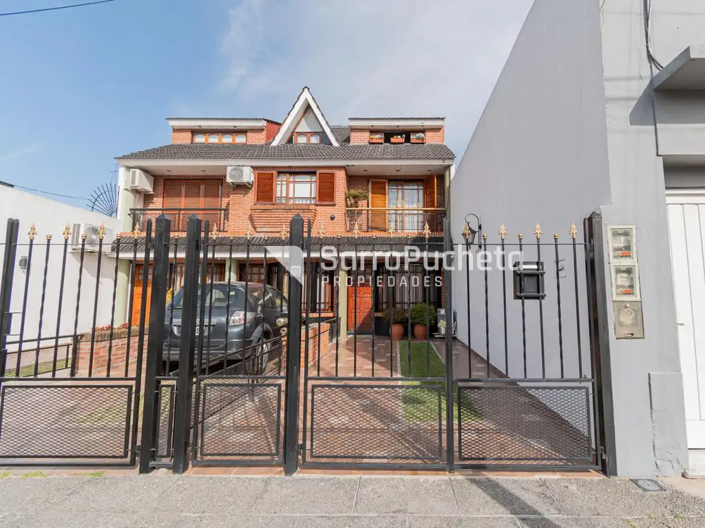 Venta triplex 3 ambientes   playroom con patio y cochera en Haedo.