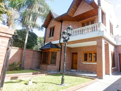 VENTA CASA CHALET 4 AMB PARQUE COCHERA PILETA LUIS GUILLON