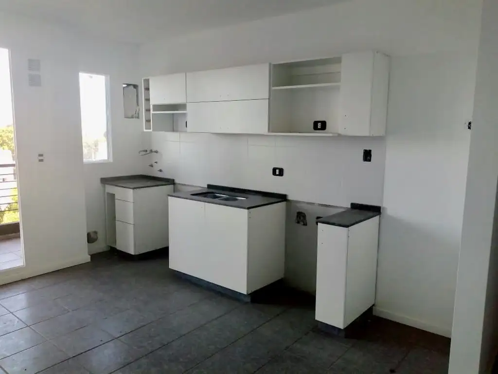 Departamento a estrenar Pellegrini 3700, zona UCA. Orientación Norte al frente    Muy amplio