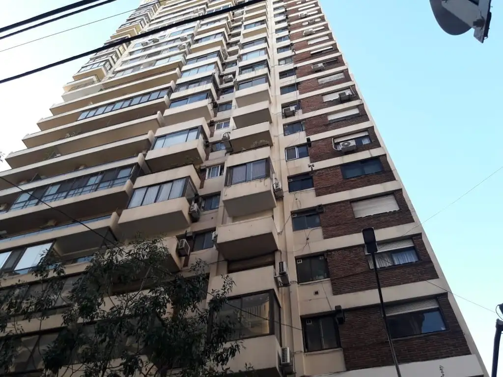 Arenales y Callao lateral de torre edificio con vigilancia muy buen estado