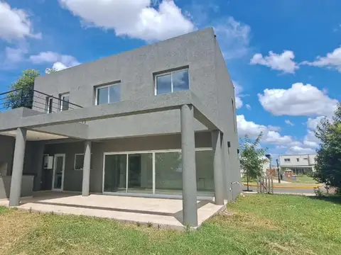 Venta Casa 4 ambientes Santa Lucía - Pilar del Este