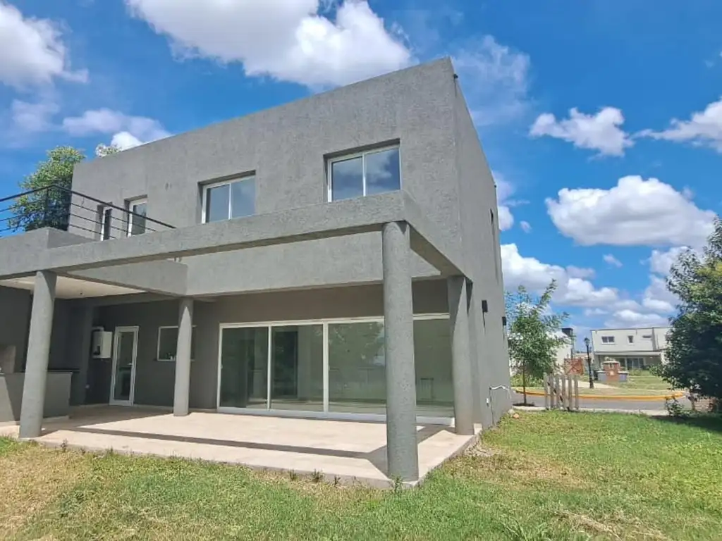 Venta Casa 4 ambientes Santa Lucía - Pilar del Este