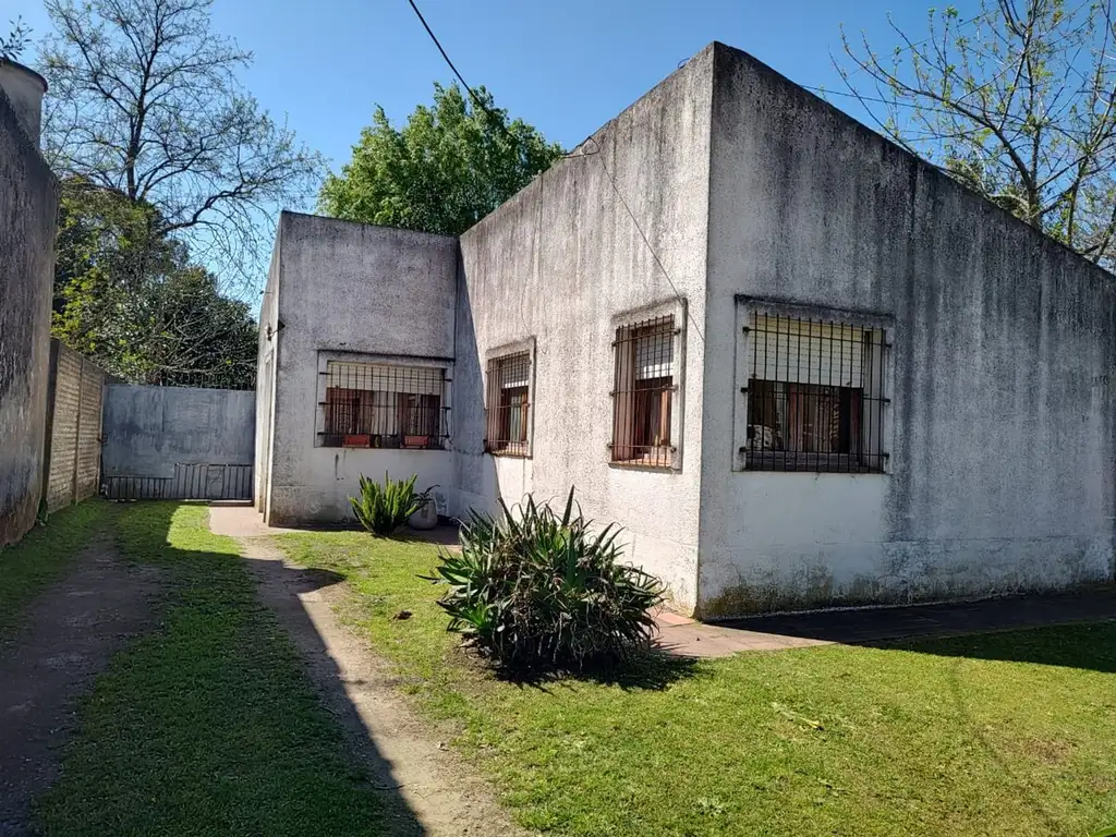 Vendo casa en Madariaga centro 3 ambientes