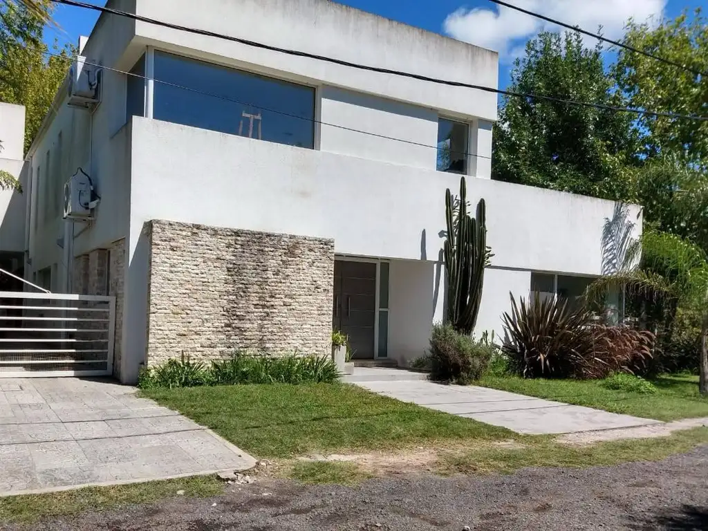 Casa en barrio cerrado. Pereyra Iraola.