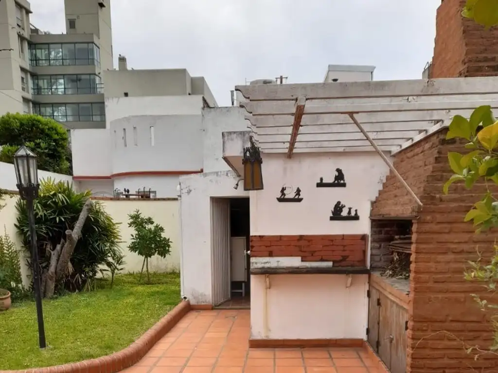 VENTA CASA AL FRENTE CON COCHERA Y PATIO CON CESPED