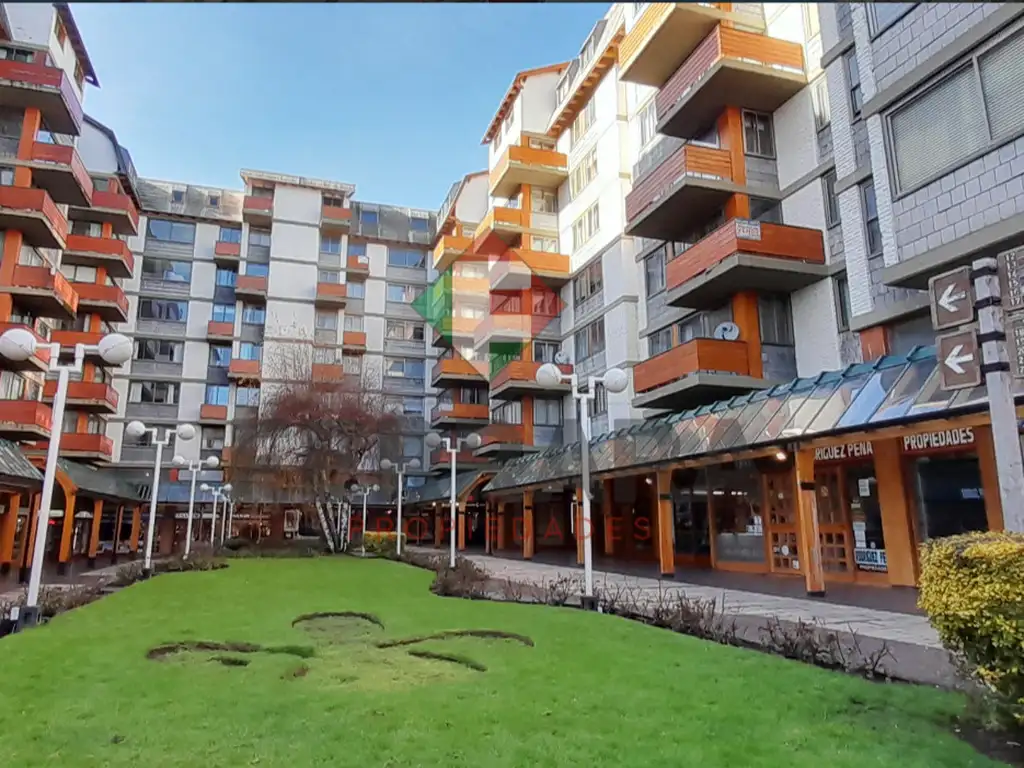 Amplio y muy luminoso departamento en pleno centro de Bariloche! A la calle con vista al Lago.