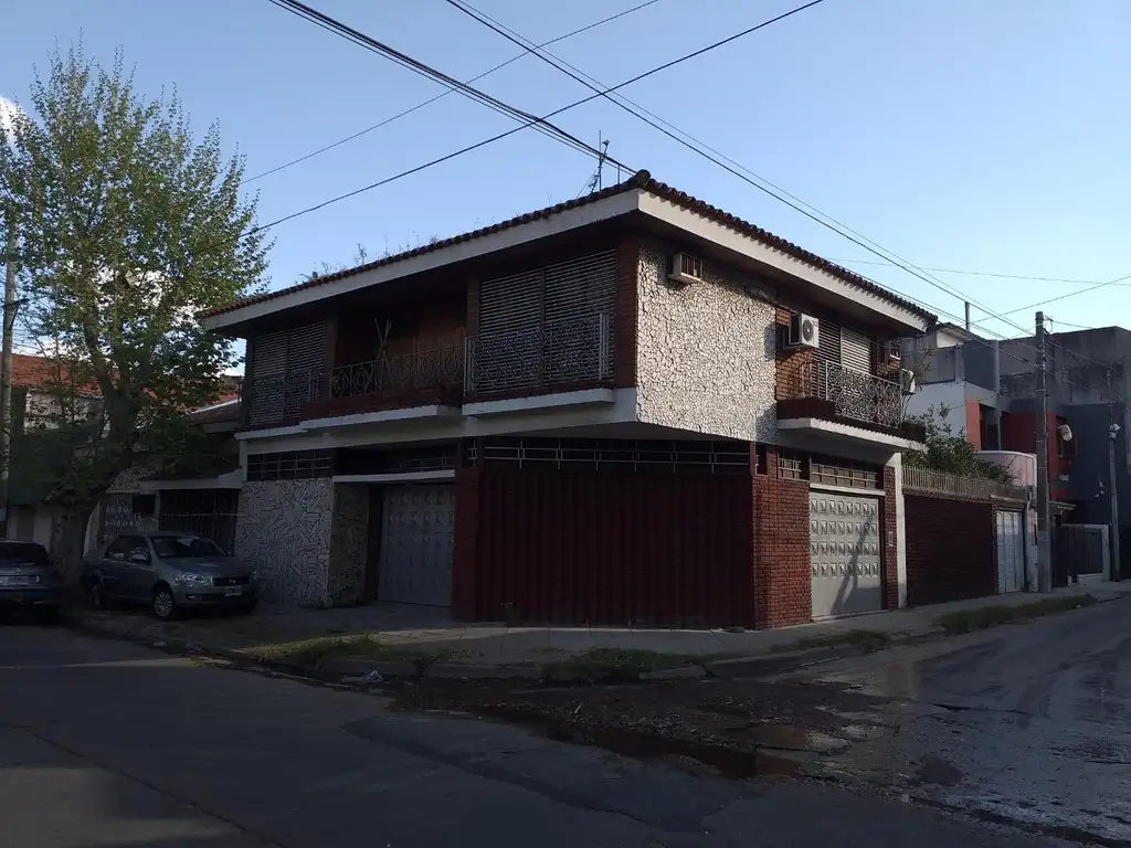 VENTA DE CHALET 5 AMB.CON QUINCHO, FONDO Y GARAGE