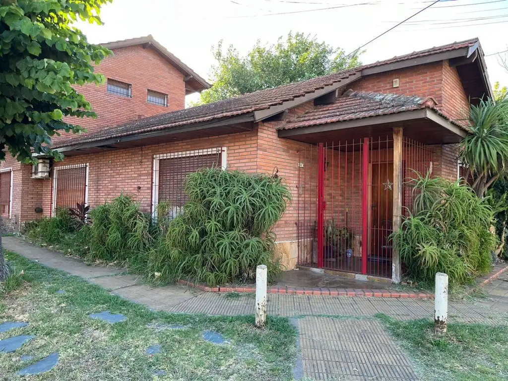 CASA EN VENTA 3 AMB CON COCHERA Y QUINCHO