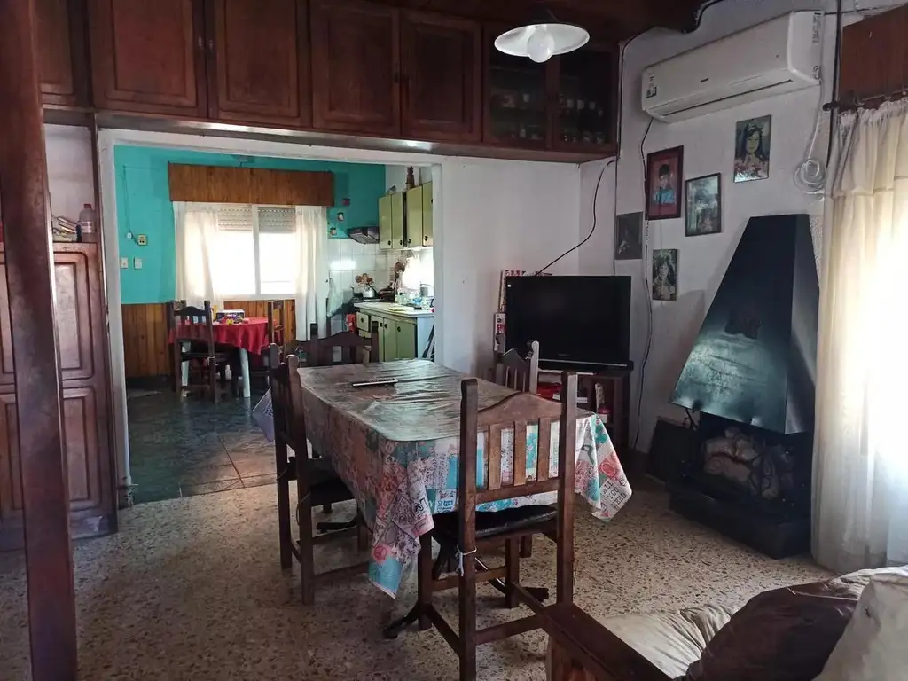 CHALET EN VENTA EN GARIN, A 2 CUADRAS DEL POLIDEPORTIVO  En el centro sobre asfalto.