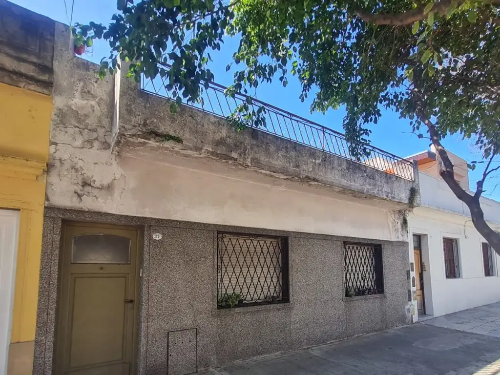 Casa 4 ambientes con escritorio,patio y terraza ideal para reciclar