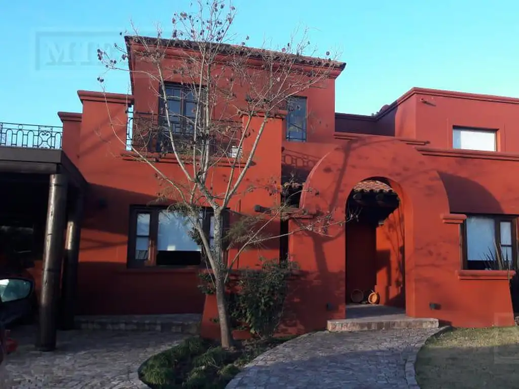 Casa en venta con renta sobre lote interno, en el  Barrio La Celina