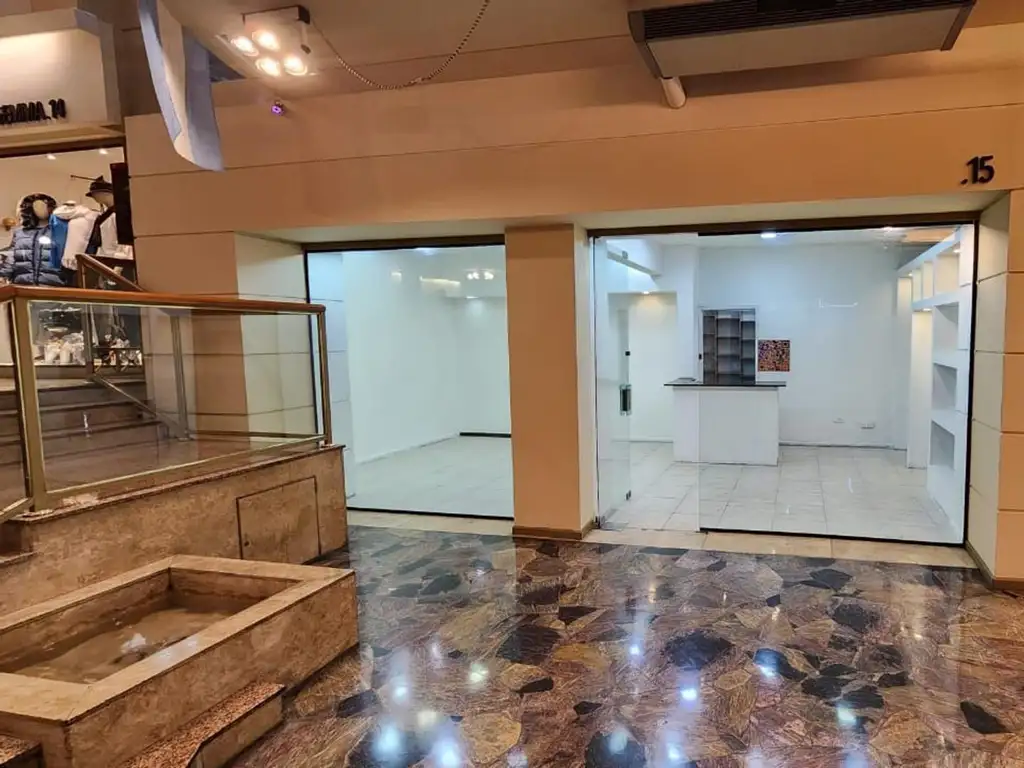 LOCAL COMERCIAL EN GALERIA PIAZZA - 45 M2