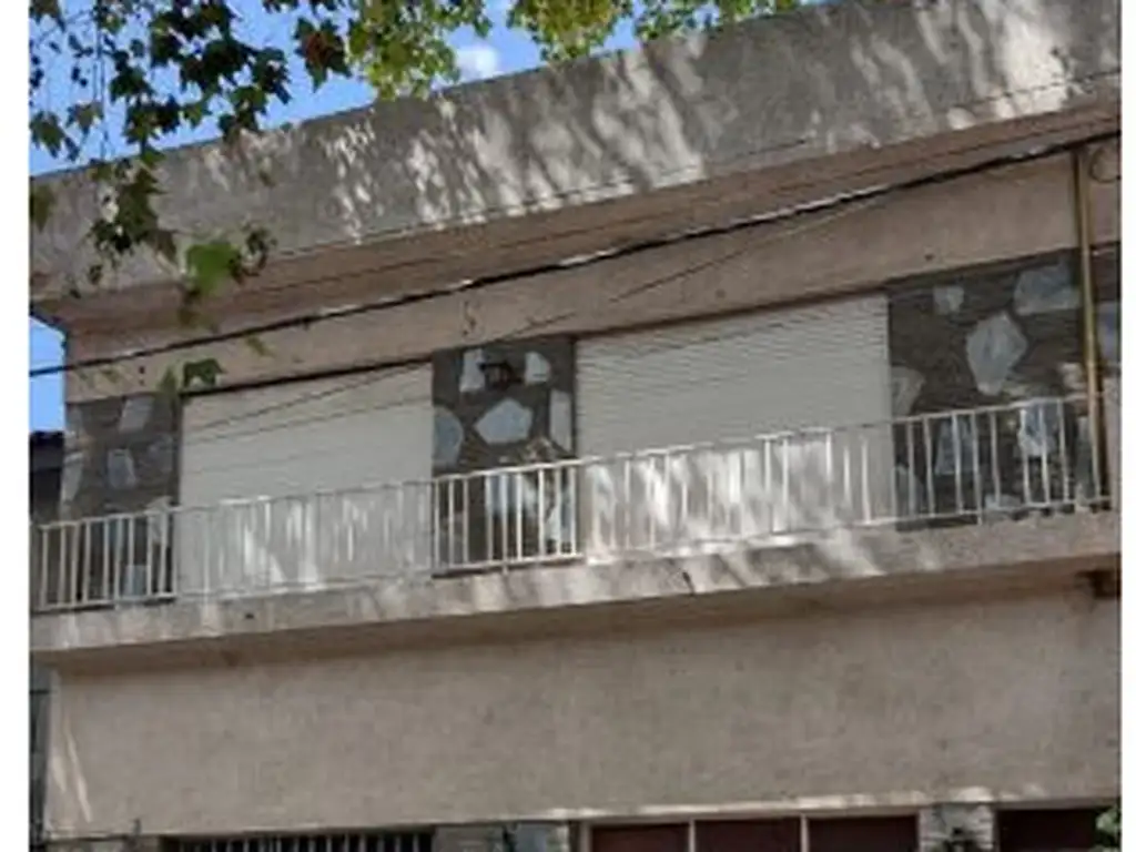 Casa de dos dormitorios en Planta Alta con cochera, patio y terraza, Washington 587