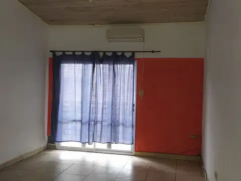 Casa dos dormitorios en planta alta por escalera Balcón al frente Baño Patio Cocina comedor