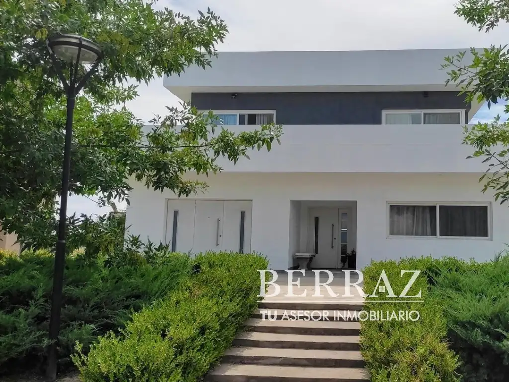 Casa venta 7 ambientes en El Cantón barrio Golf Escobar lote de 906 m2