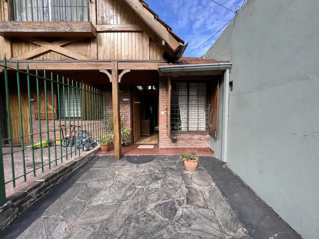 INTERESANTE DUPLEX DE TRES AMBIENTES CON JARDIN Y PARRILLA EN OLIVOS.