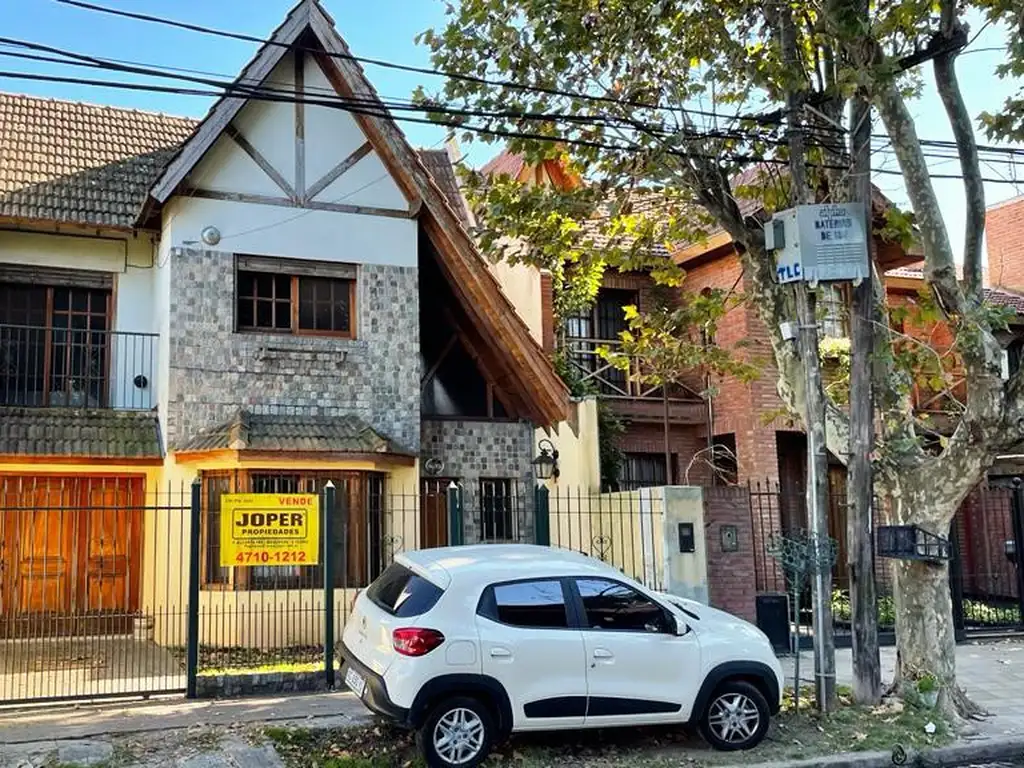 CHALET DE MUY BUENA CONSTRUCCION DE 3 DORMIT EN PLENO BARRIO QUINTA RICCIARDI.