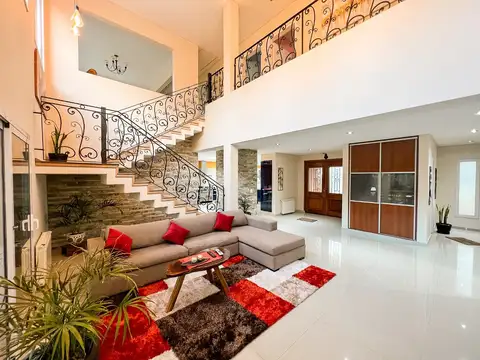 Casa en Venta - 4 dormitorios - USD 520.000