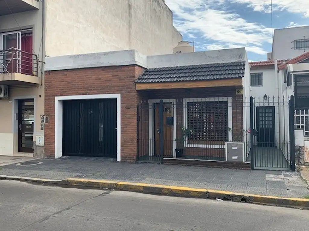 Amplia casa en una planta. Amplia cocina comedor diario, dos dormitorios, fondo, garage