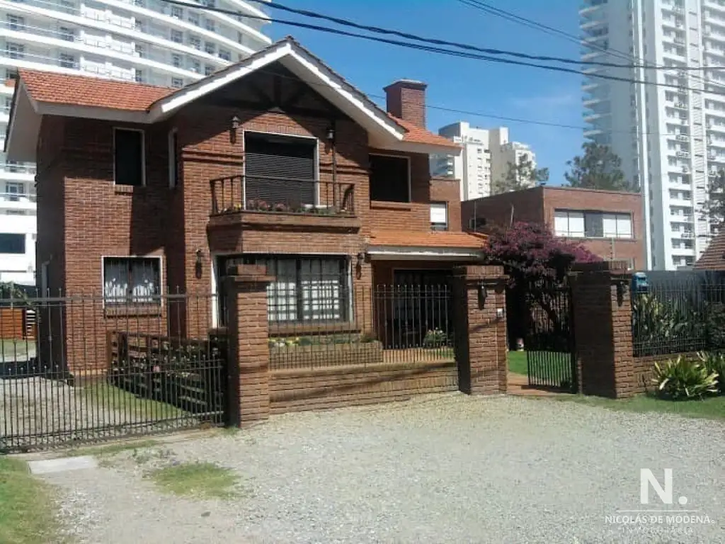 Linda casa, ubicada sobre Parada 4 de playa Mansa, Punta del Este