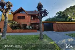 Chalet sobre doble lote con piscina y cancha polideportiva