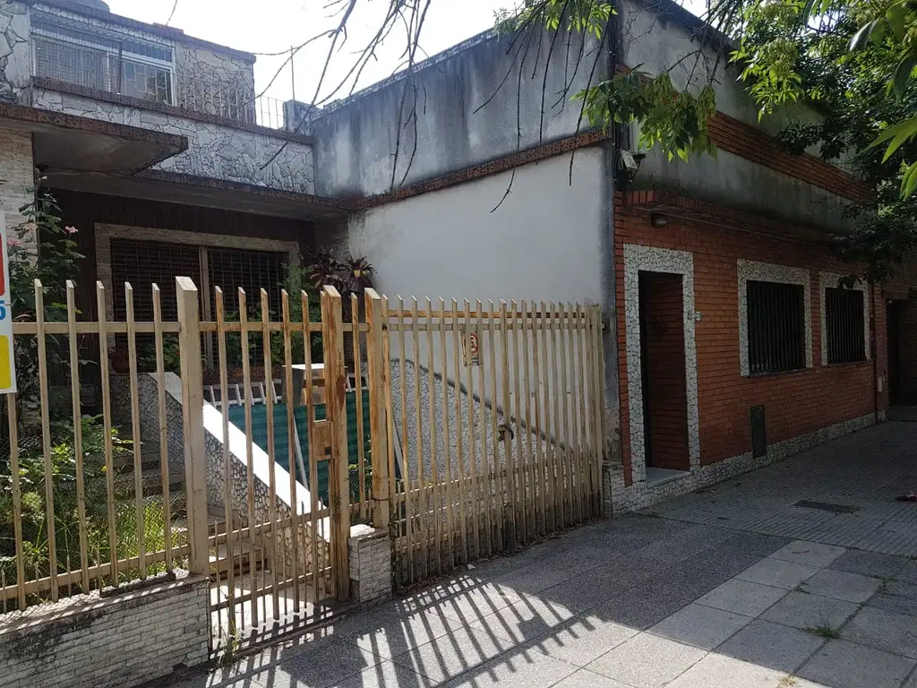 2 casas y un dpto en bloc en Iñigo Carrera