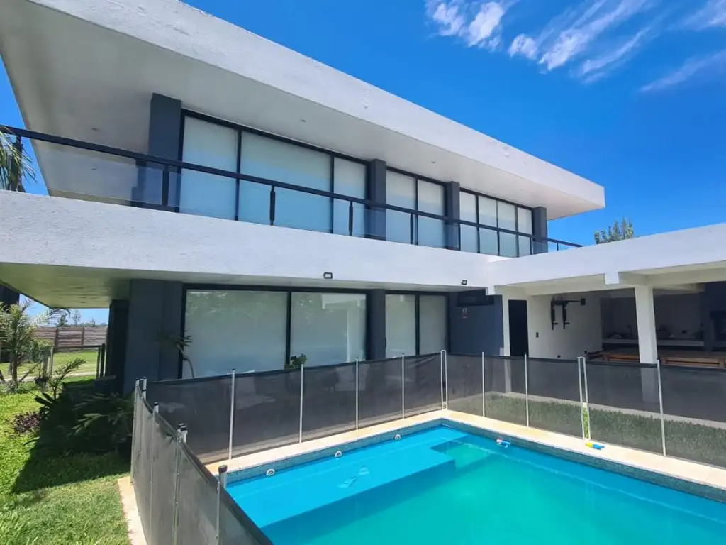 CASA EN VENTA EN LAGOON PILAR