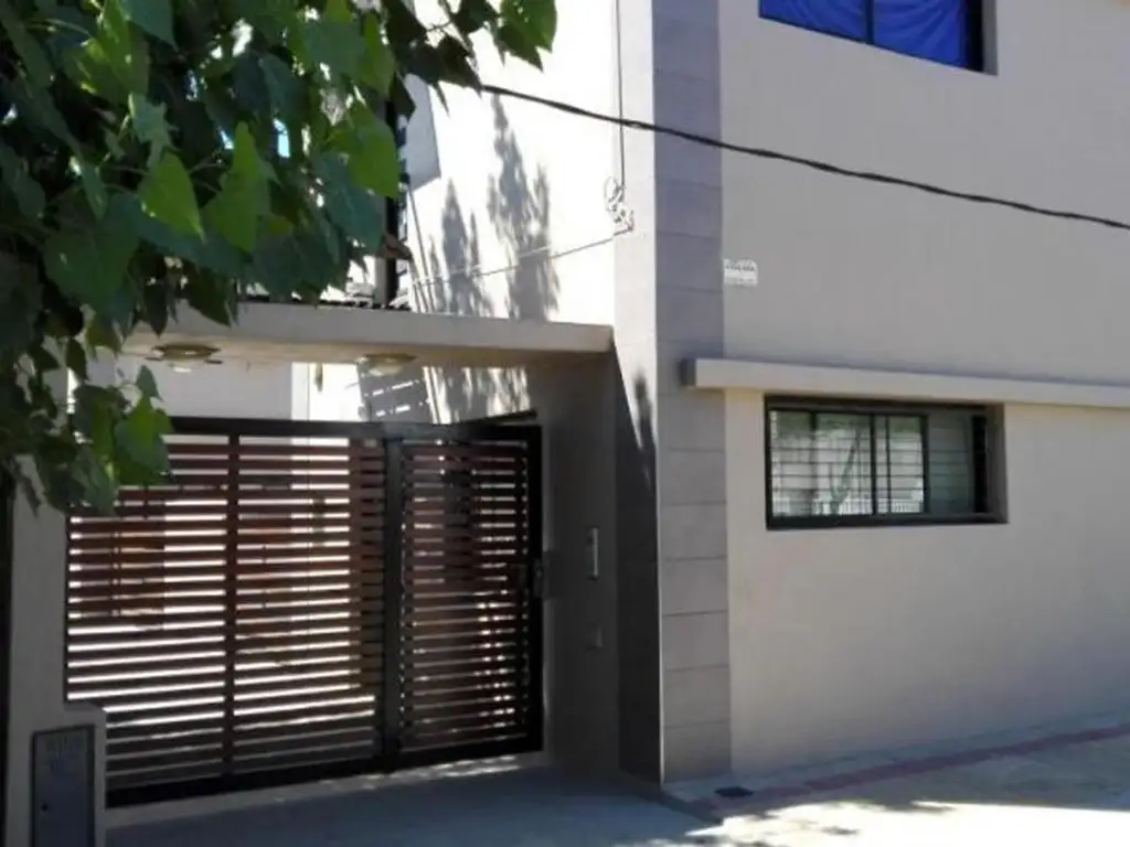 Dúplex en venta - 2 dormitorios 2 baños - Cochera - 94 mts2 - Villa Elvira, La Plata