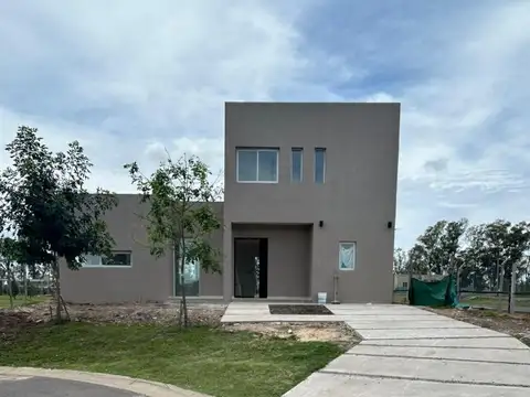 Excelente casa a estrenar Barrio Santa Lucía Pilar del Este