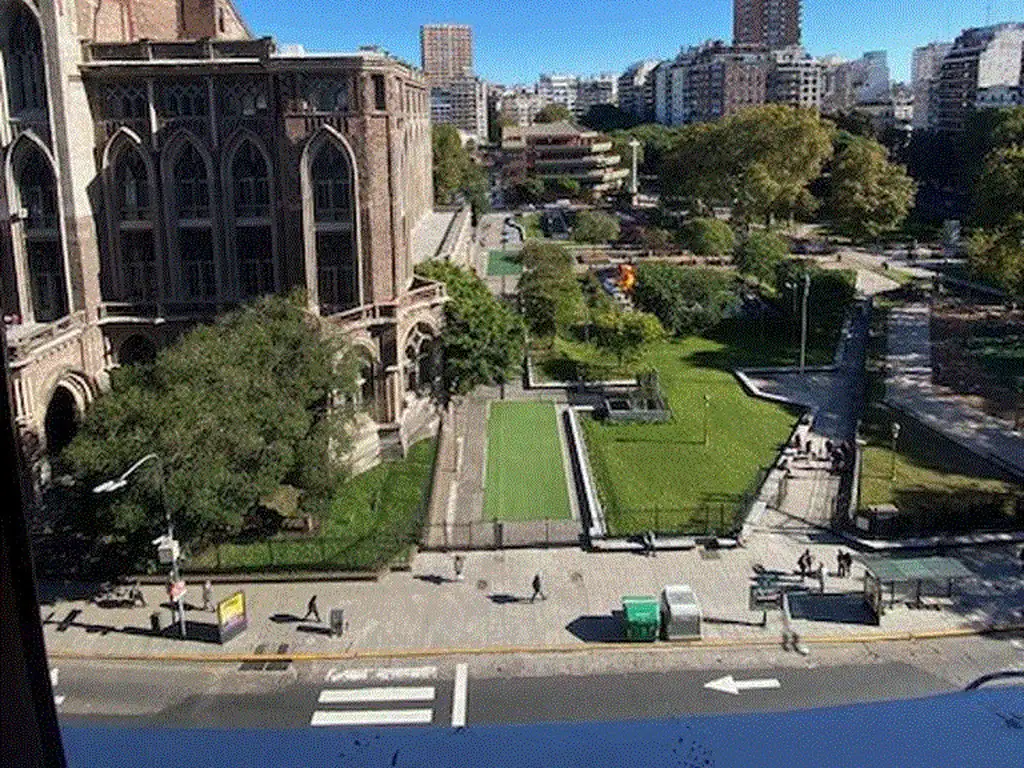 2 AMB AL FRENTE CON VISTA ABIERTA A PLAZA, RECIEN PINTADO, EXCELENTE ESTADO