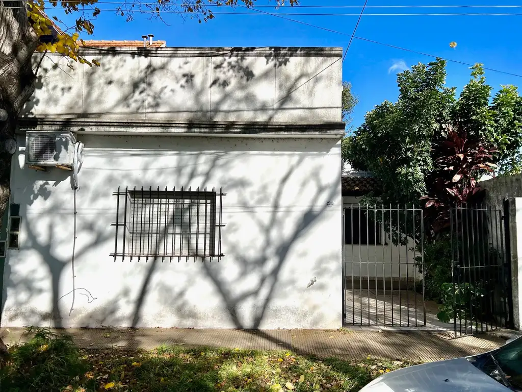 Martínez: Casa en una planta. 4 amb. con jardín sobre Lote de 8,66x23 para reciclar y ampliar.