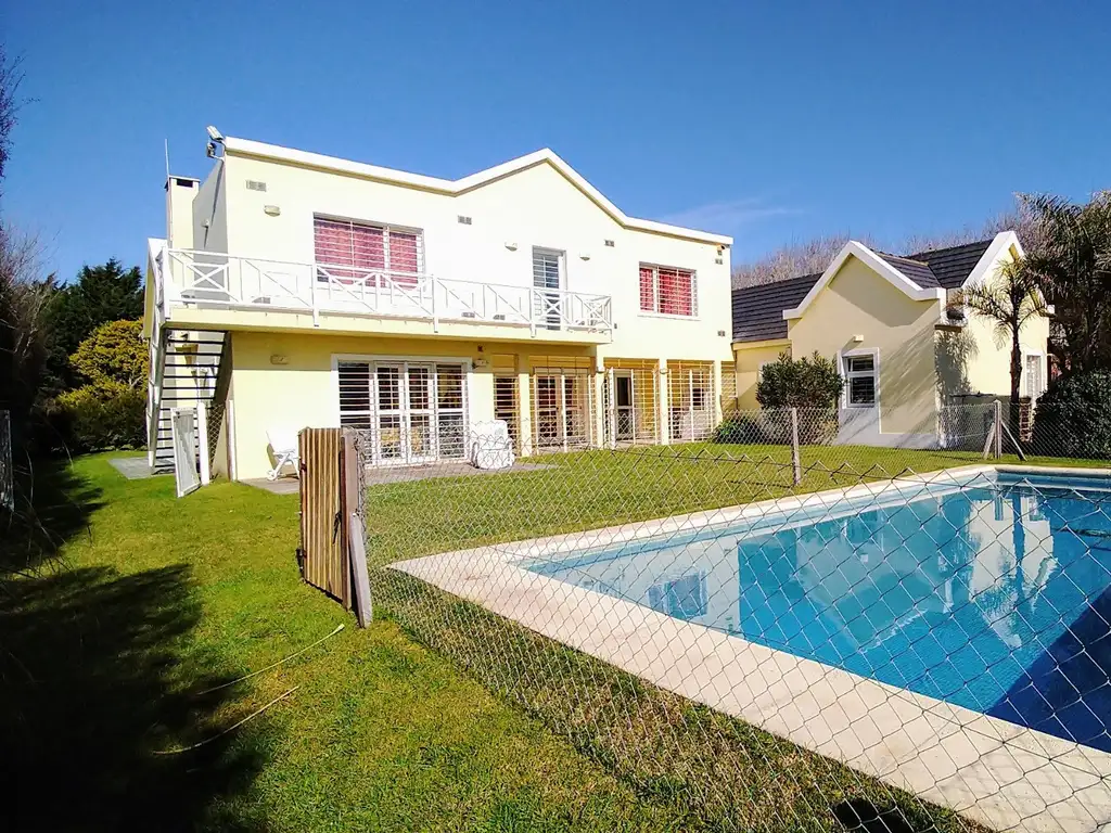 Muy linda casa ubicada a UNA CUADRA del mar en la calle Paraíso en Carilo.