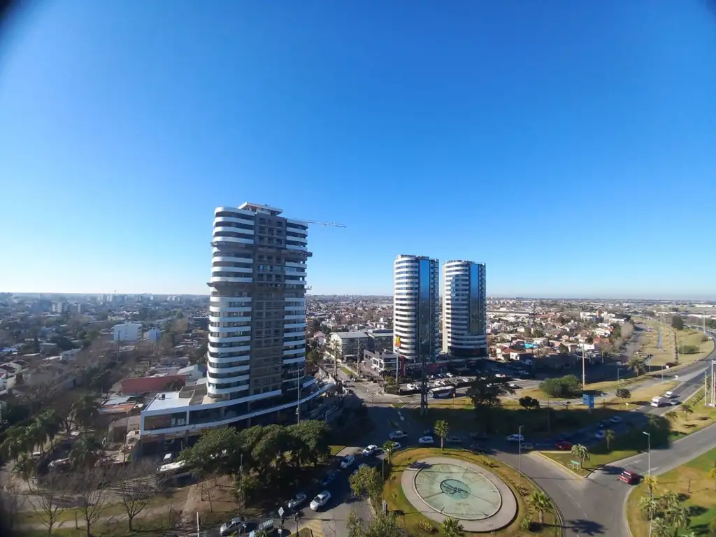 DEPTO 2 AMB AL FRENTE CON BALCON, PISO ALTO. VISTA ABIERTA.