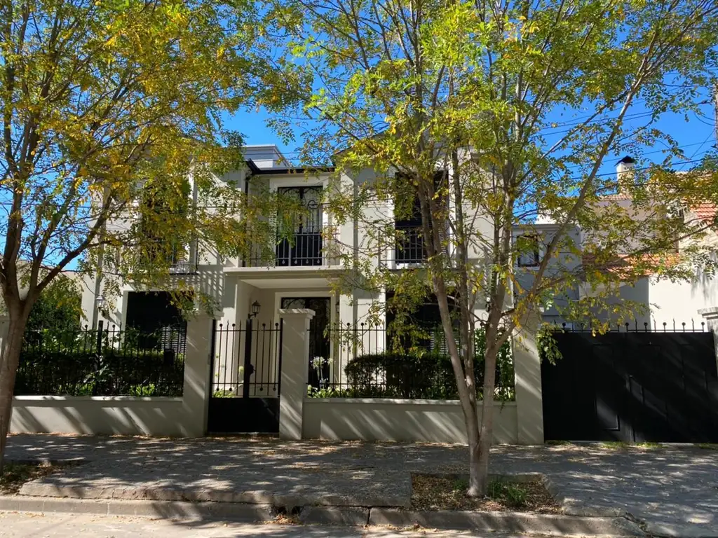 Hermosa casa em dos plantas a la venta