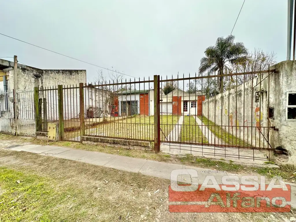 LOTE DE TERRENO CON CONSTRUCCIÓN (DEPOSITO MAS VIVIENDA) SOBRE 540m2, EXCELENTE UBICACIÓN