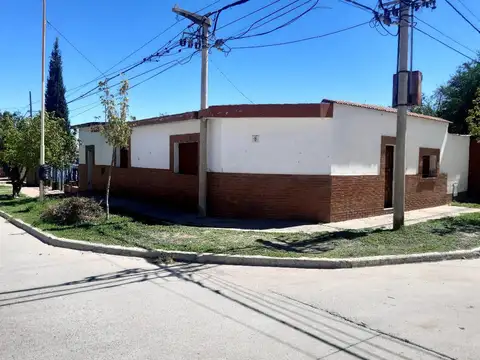 Excelente CASA Y PUNTO COMERCIAL   en Villa Dolores,  Traslasierras