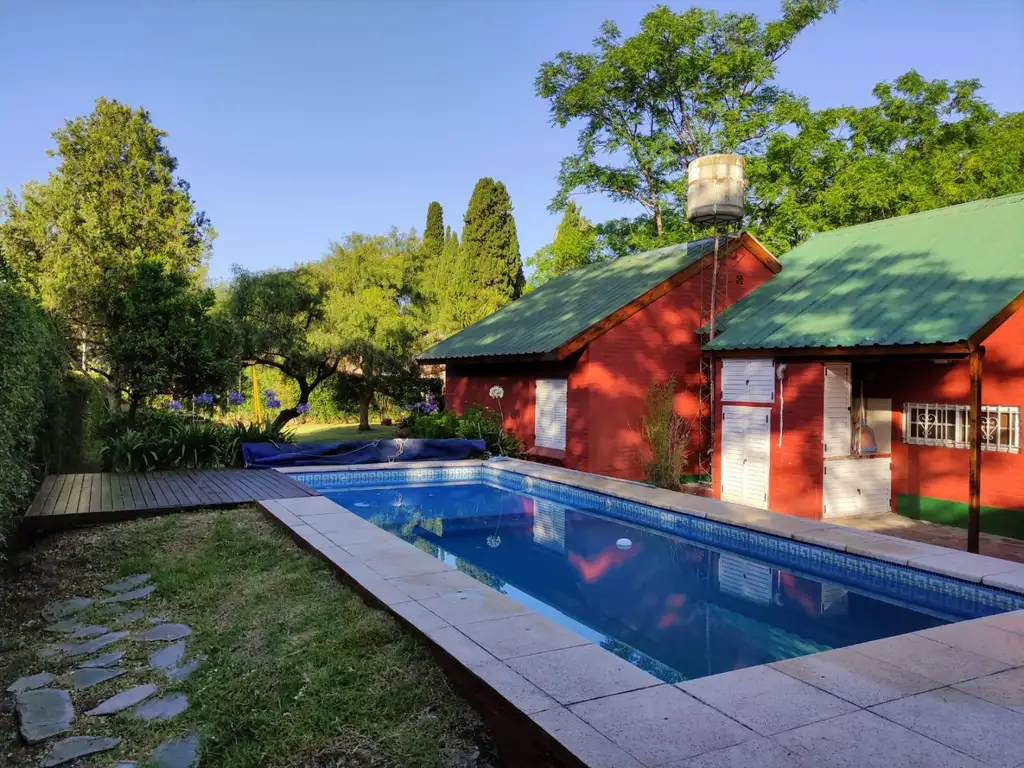 Casa Quinta De 3 Ambientes Con Pileta En Lobos A Una Cuadra De La Laguna  Apto Credito