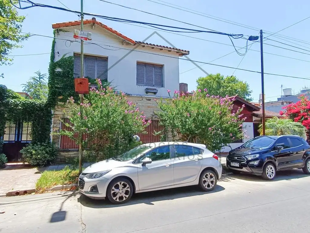 Casa en venta en B.Guemes Haedo de 3 dormitorios con gran jardín y parrilla a refaccionar