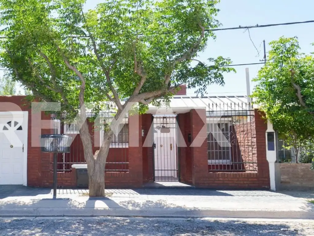 Casa en Venta 2 dorm. c/cochera + Duplex, Plottier