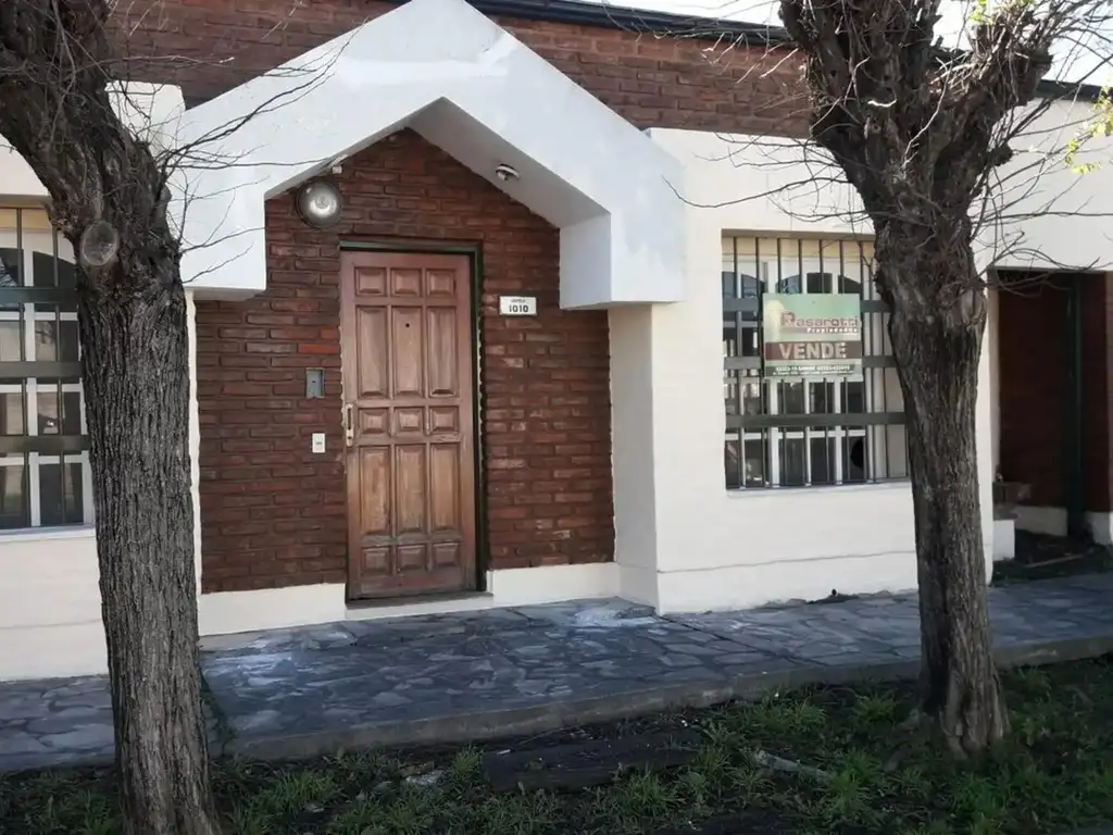 VENTA DE CASA EN CALLE CASTELLI AL 1000