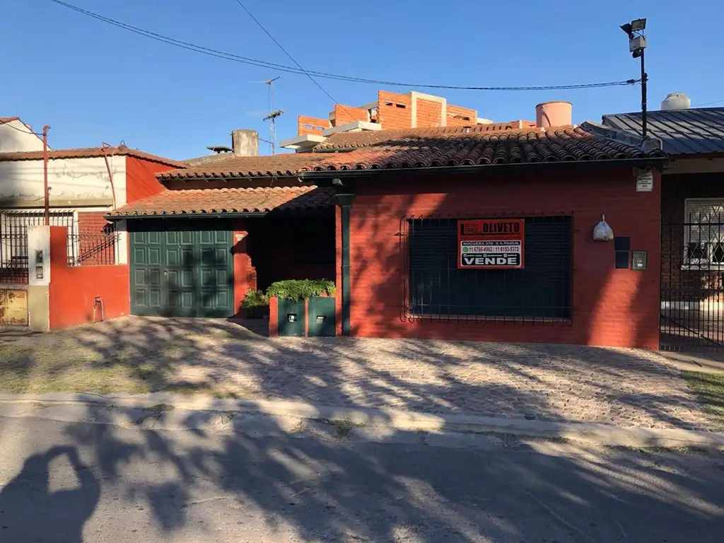 MUY LINDO CHALET 3 DORMITORIOS CON DEPENDENCIA DE SERVICIO