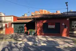 MUY LINDO CHALET 3 DORMITORIOS CON DEPENDENCIA DE SERVICIO 