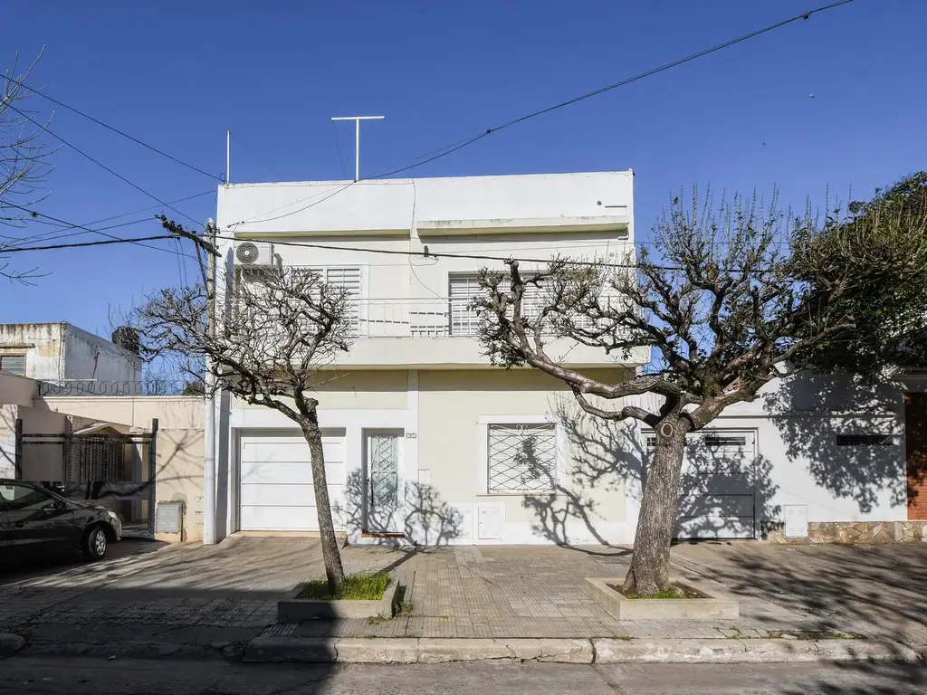 Casa de 4 dormitorios, 2 baños y cochera