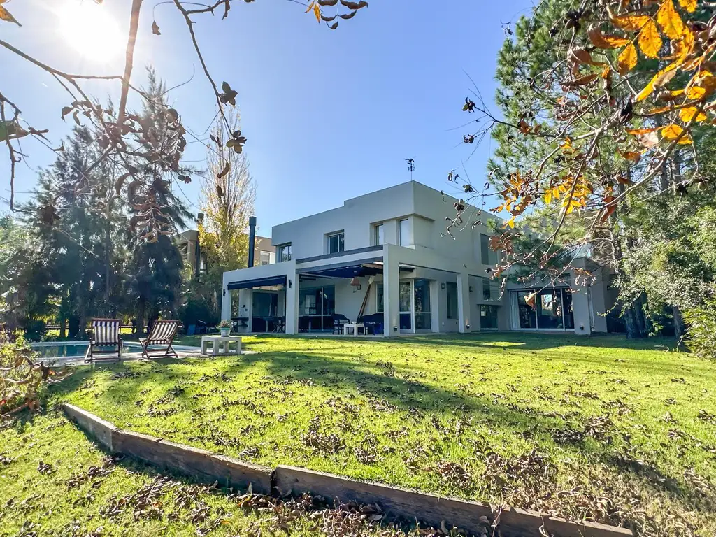 Venta o Alquiler, Casa Barrio La Isla, a la Laguna, Nordelta, Tigre.