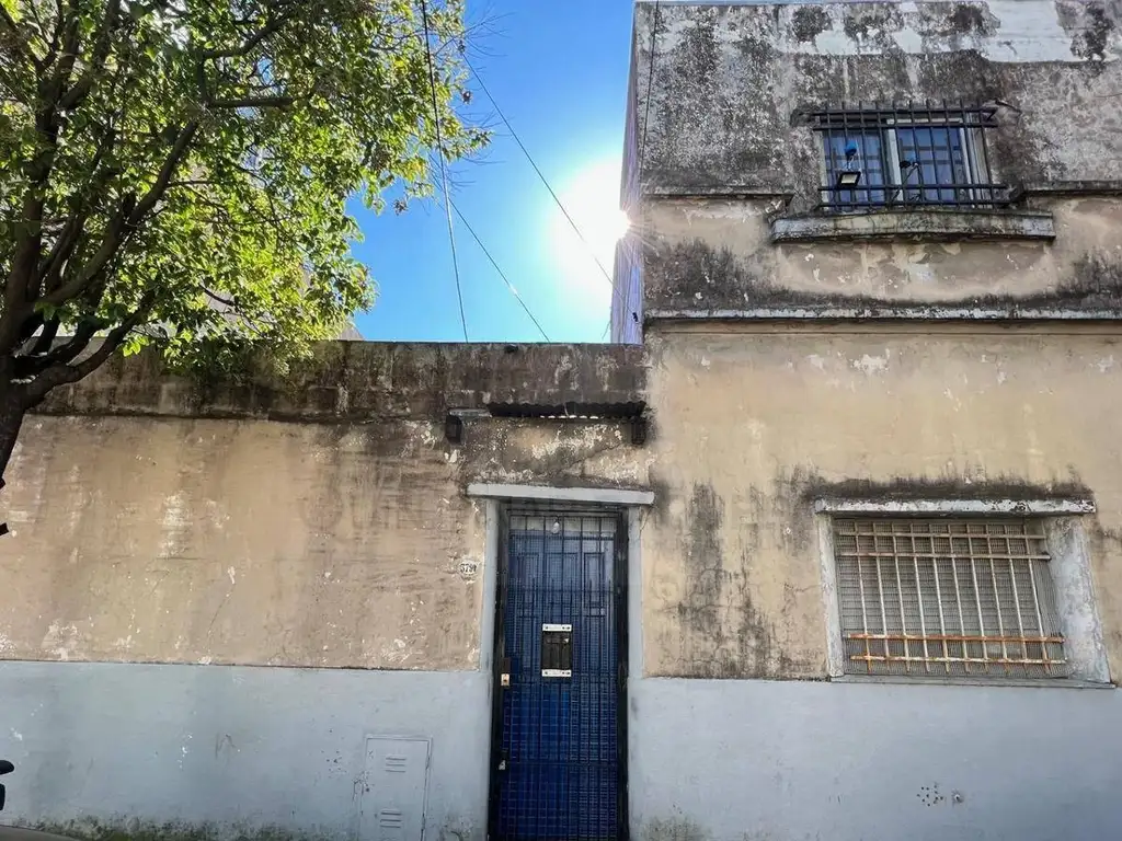 Venta de casa de 3 ambientes en Pompeya con terreno propio