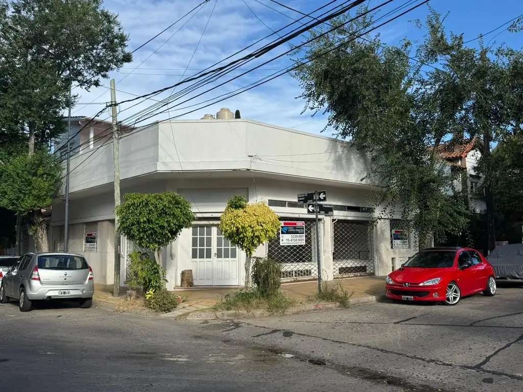 Casa Dos Plantas de 5 Ambientes y Local con Sotano