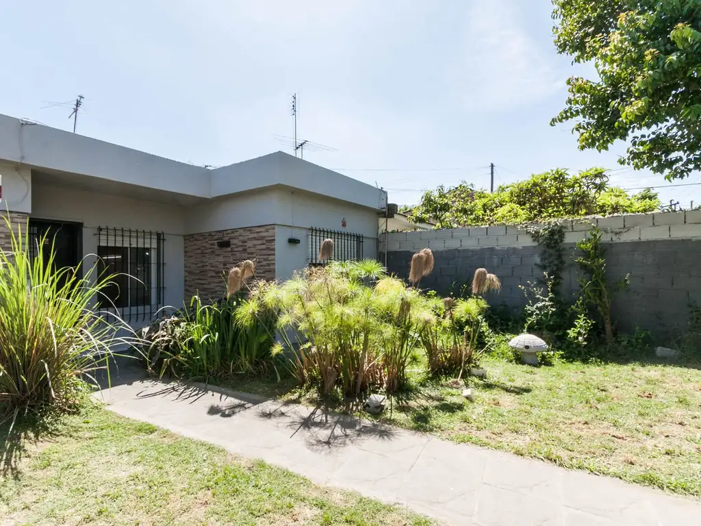 Casa VENTA Lomas de Zamora con fondo y pileta