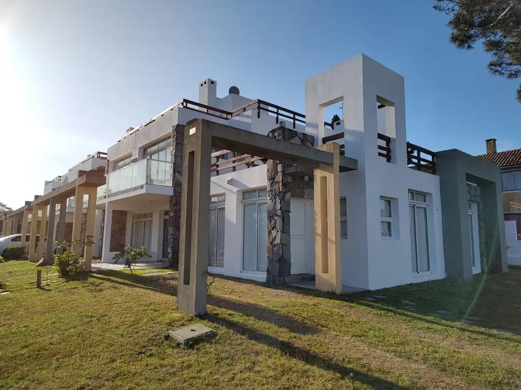 Casa con Terraza a Dos Cuadras de Playa Bikini