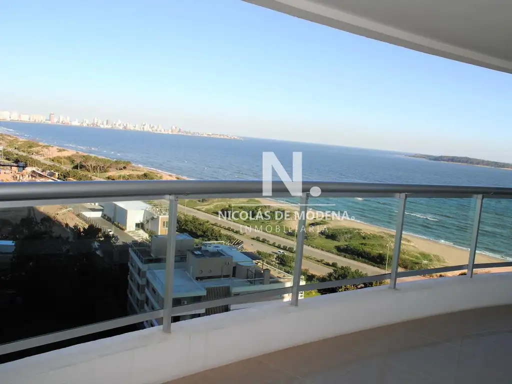 Departamento en prestigiosa torre de Punta del Este